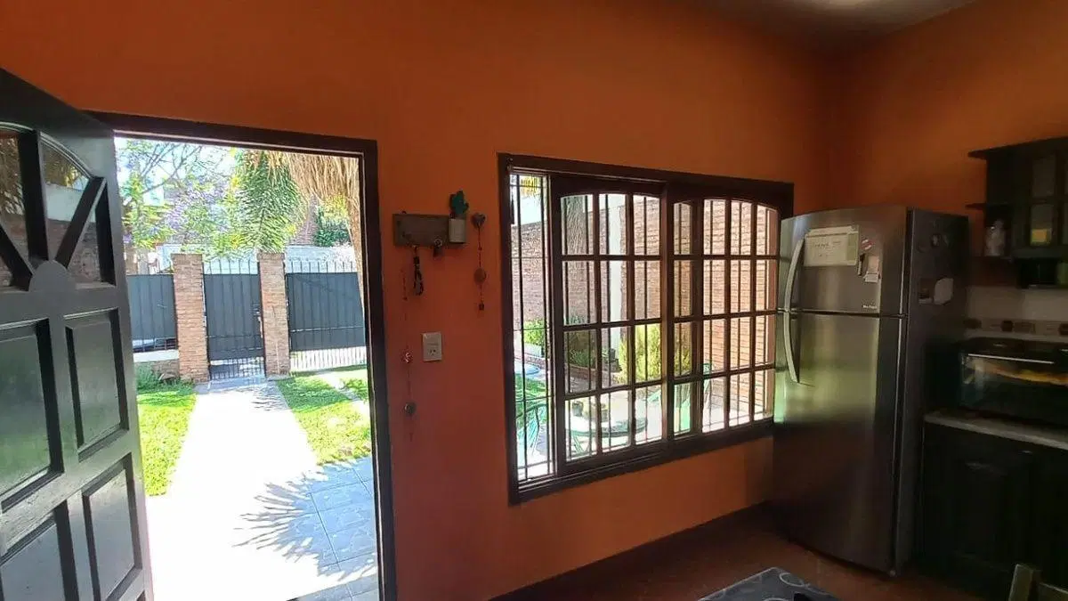 VENTA Casa en Banfield. Pileta, jardín y patio. 4