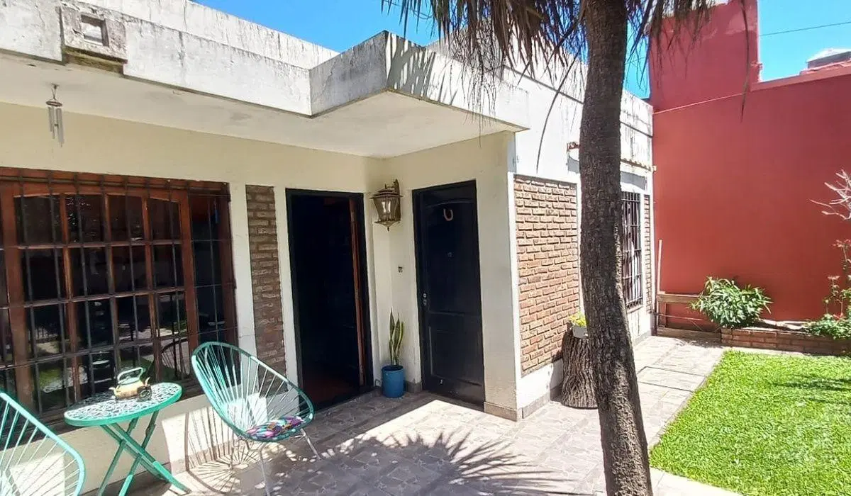 VENTA Casa en Banfield. Pileta, jardín y patio. 3