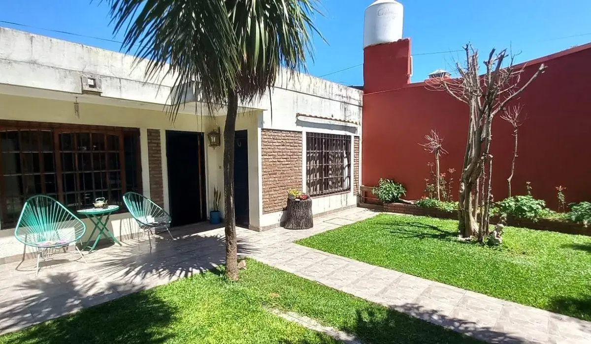 VENTA Casa en Banfield. Pileta, jardín y patio. 5