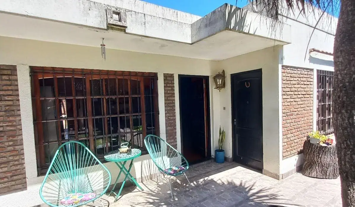 VENTA Casa en Banfield. Pileta, jardín y patio. 2