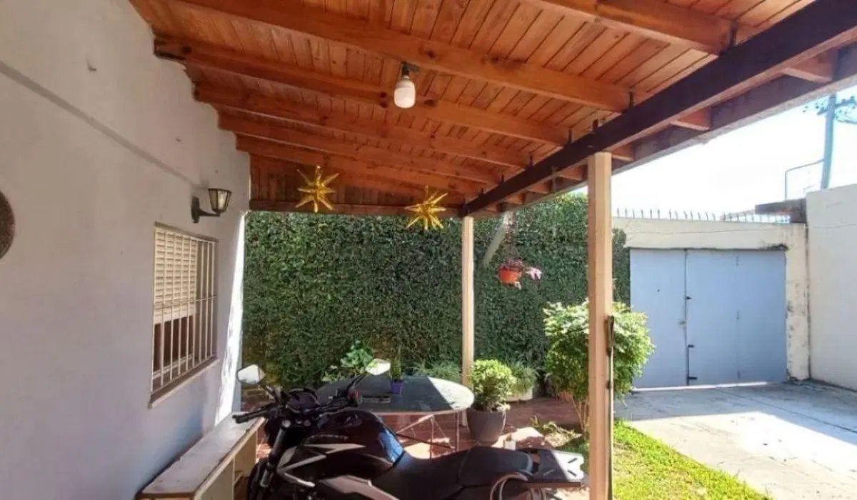 VENTA CASA EN ESQUINA SOBRE LOTE DE 217 m² - BERAZATEGUI OESTE 2
