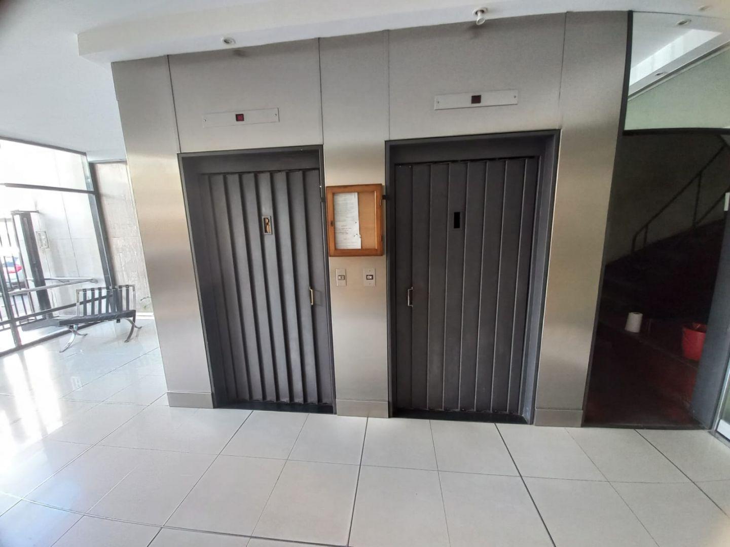 Foto de EN VENTA DEPARTAMENTO 4 AMBIENTES CON BALCÓN Y BAULERA EN PLENO CENTRO, imagen 5