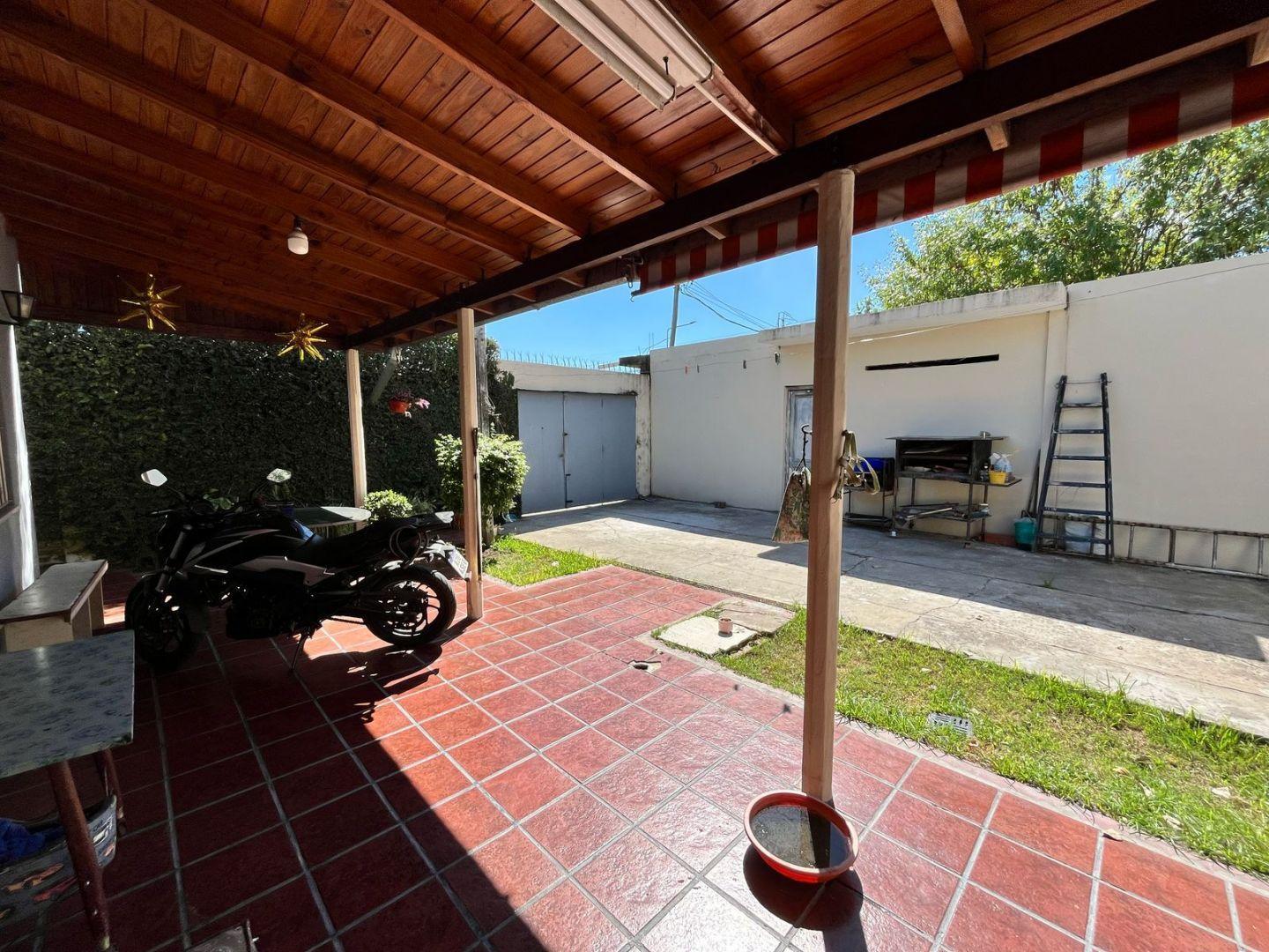 Foto de Casa en esquina c/ galería, lote 217 m² Berazategui Oeste, imagen 1