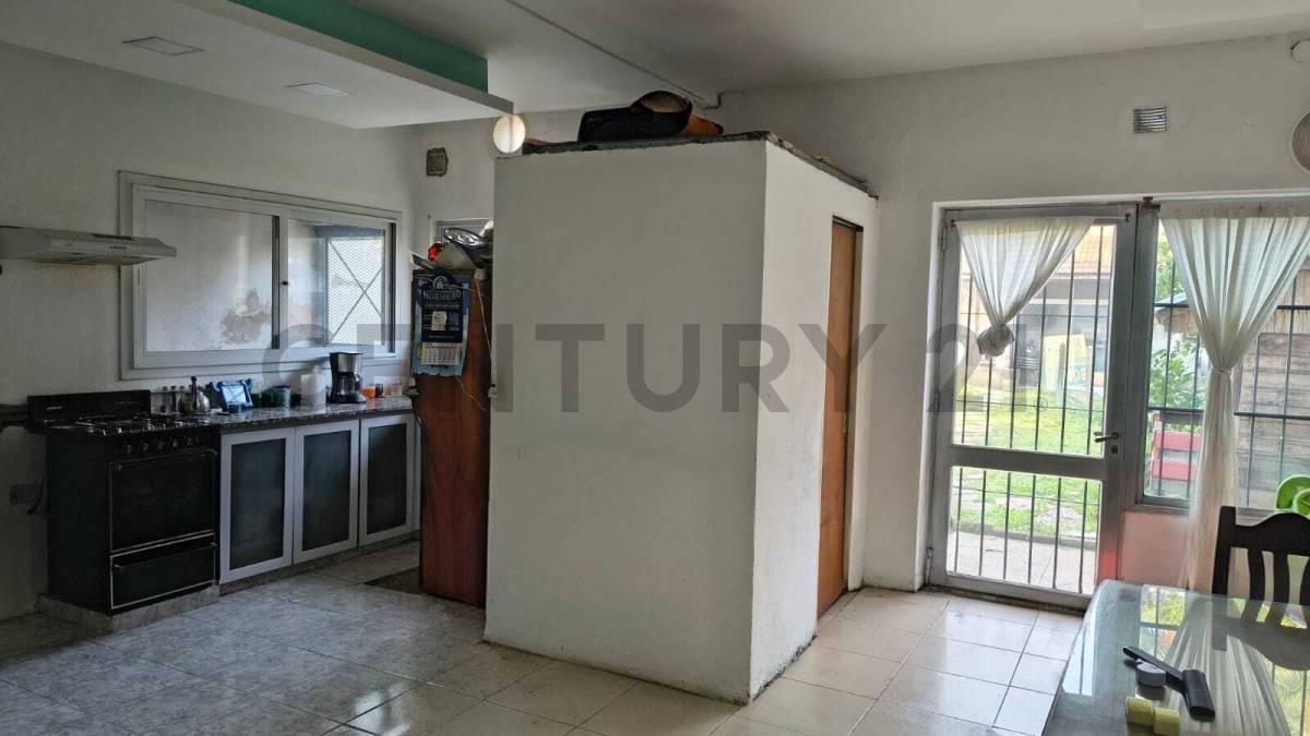 Foto de CASA EN VENTA QUILMES 2 DORMITORIOS PILETA COCHERA, imagen 4
