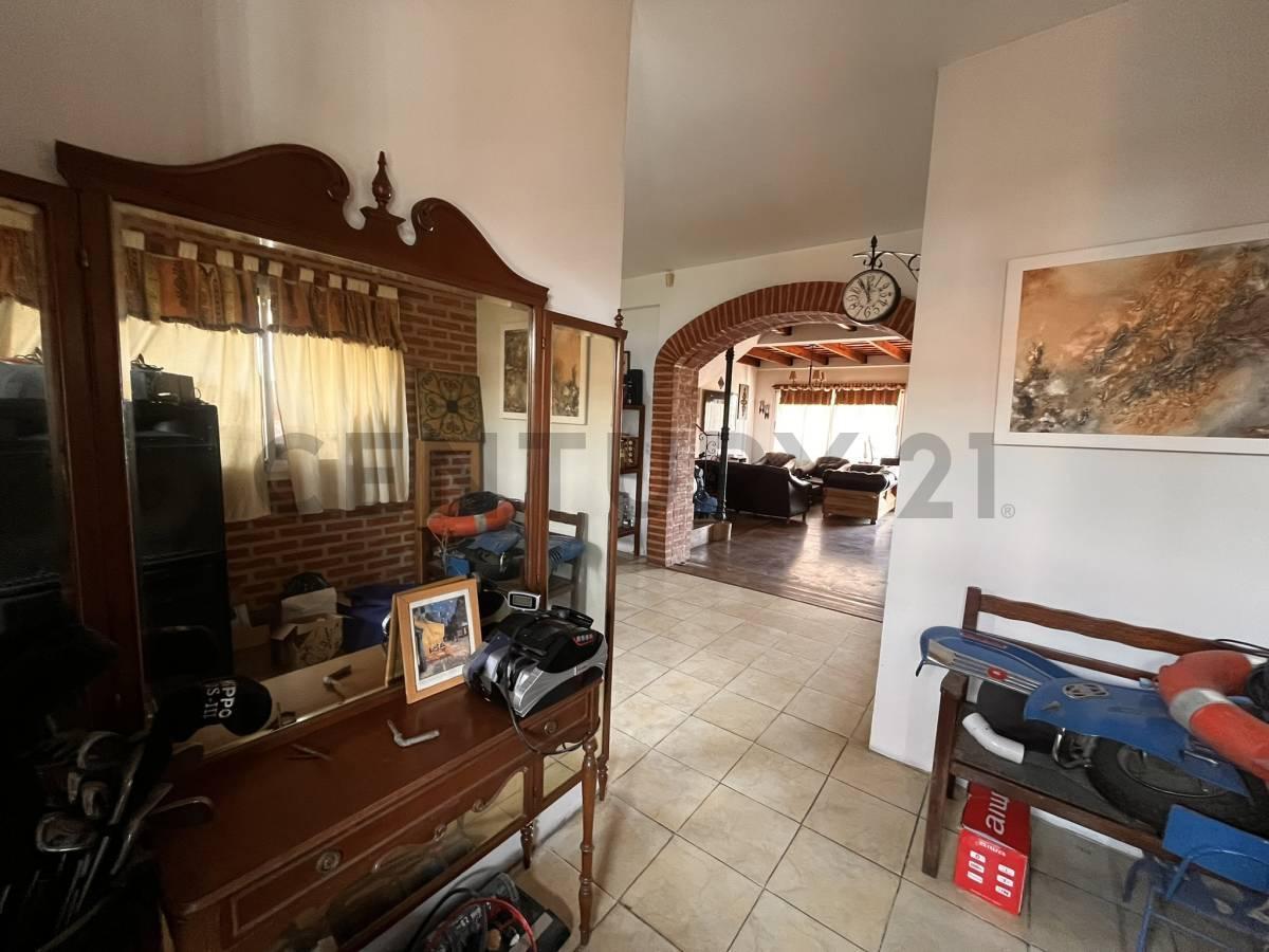 Foto de CASA VENTA GONNET 4 DORMITORIOS Y PILETA, imagen 3