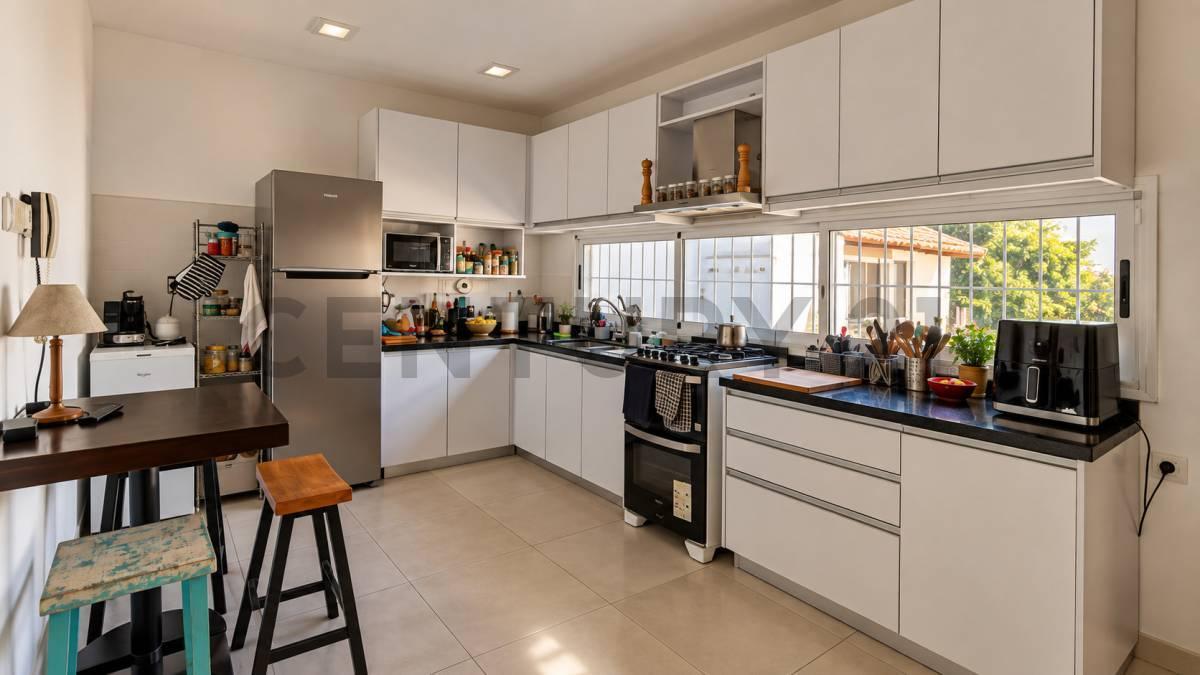 Foto de CASA VENTA LA PLATA 4 DORMITORIOS PILETA QUINCHO, imagen 3