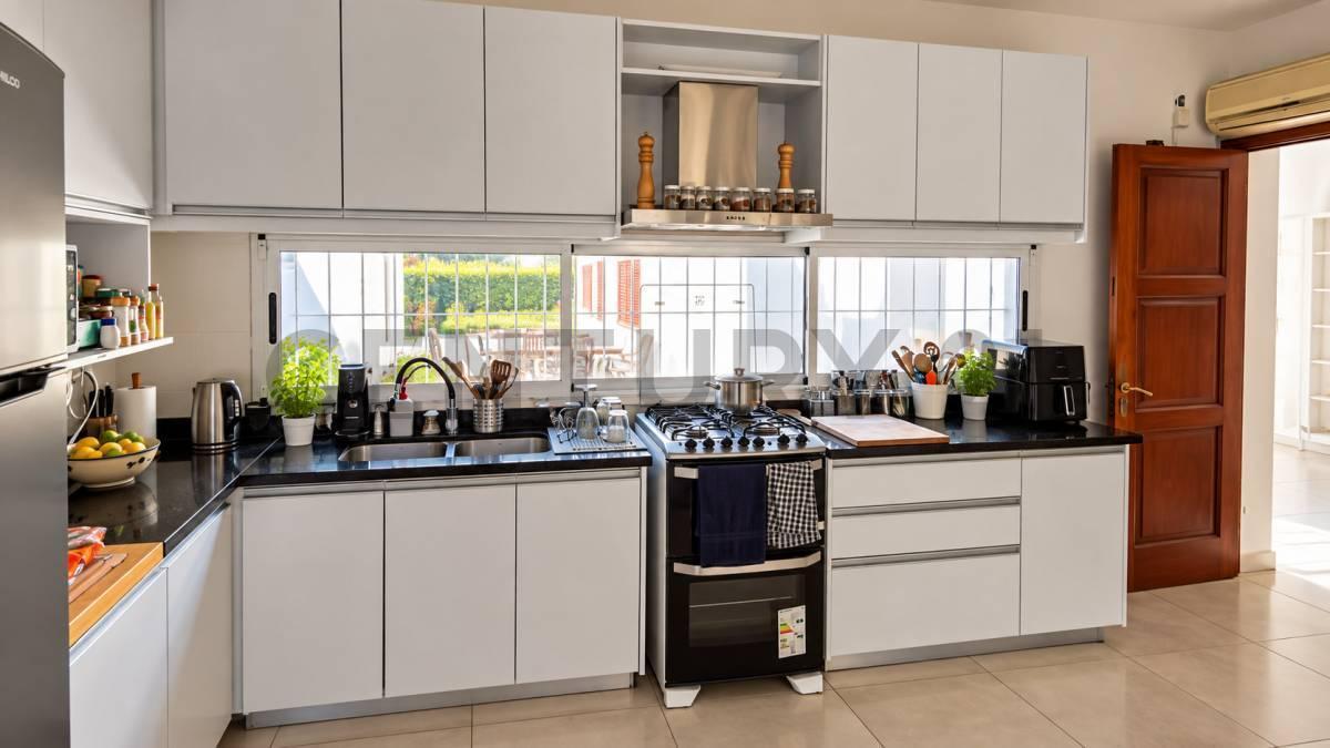 Foto de CASA VENTA LA PLATA 4 DORMITORIOS PILETA QUINCHO, imagen 5