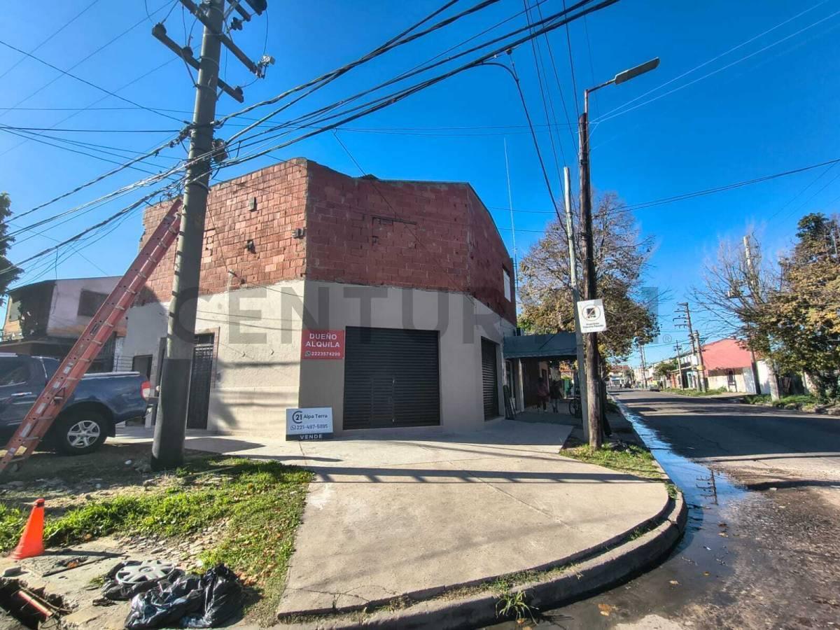 Foto de CASA VENTA LAVALLOL 3 DORMITORIOS CON 3 LOCALES Y DEPOSITO, imagen 1