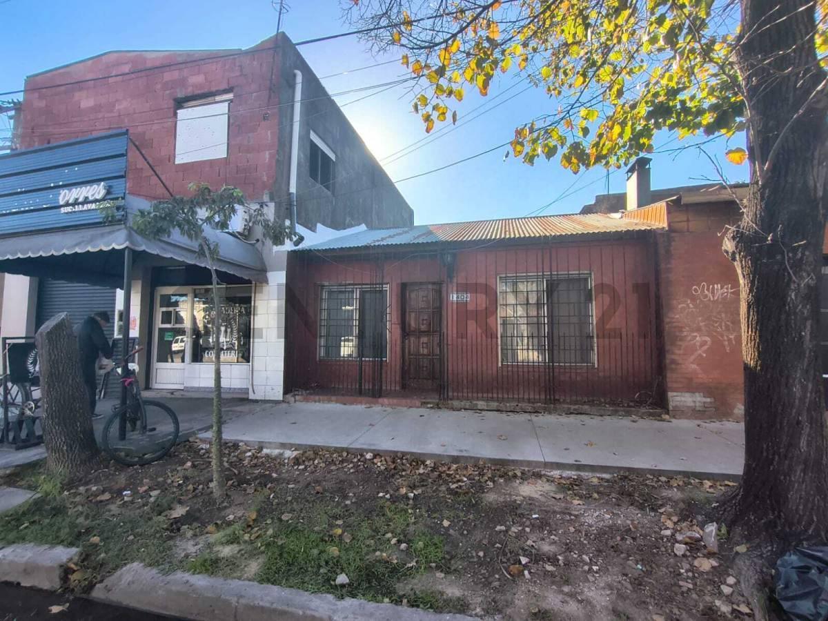 Foto de CASA VENTA LAVALLOL 3 DORMITORIOS CON 3 LOCALES Y DEPOSITO, imagen 2