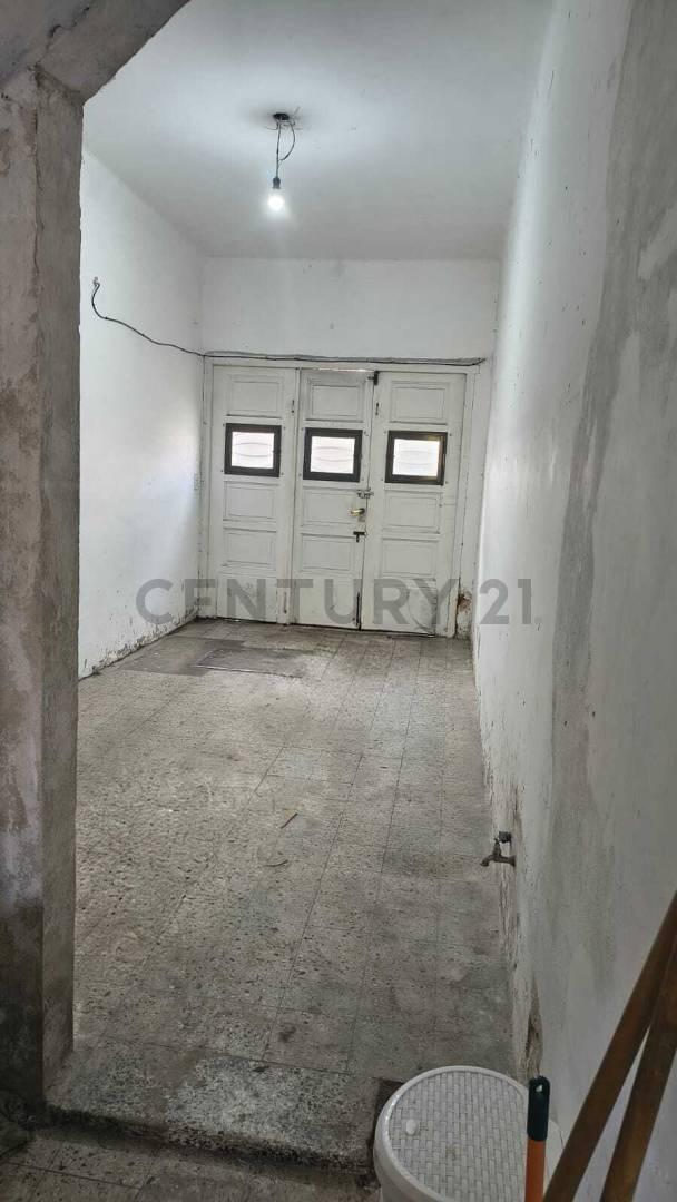 Foto de CASA EN VENTA QUILMES 2 DORMITORIOS PILETA COCHERA POSIBLE APTO BANCO, imagen 2