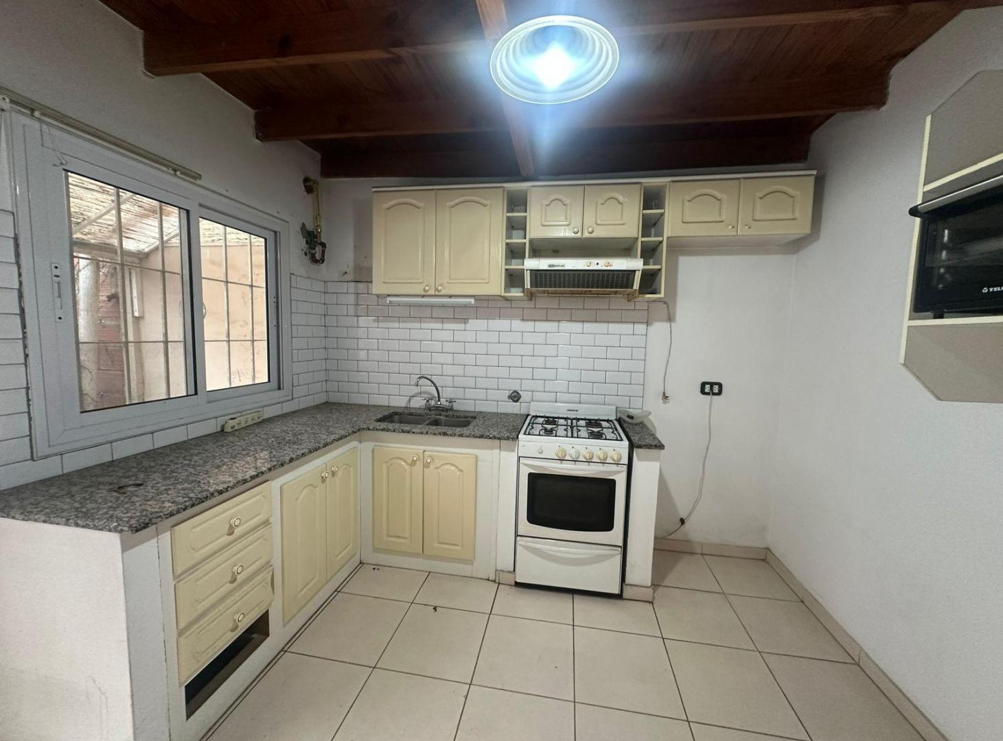 Foto de CASA VENTA EN LOS HORNOS 3 DORMITORIOS DUPLEX, imagen 3