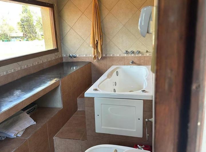 CASA EN ALQUILER DE TRES DORMITORIOS EN ROLDAN 4