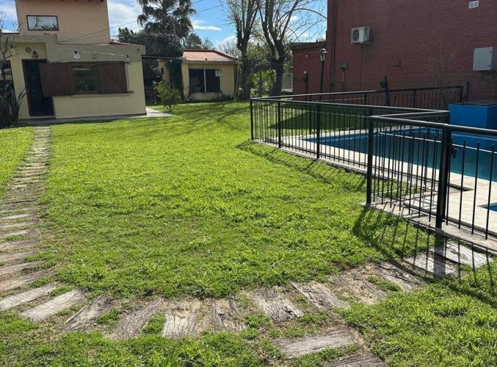CASA EN ALQUILER DE TRES DORMITORIOS EN ROLDAN 2