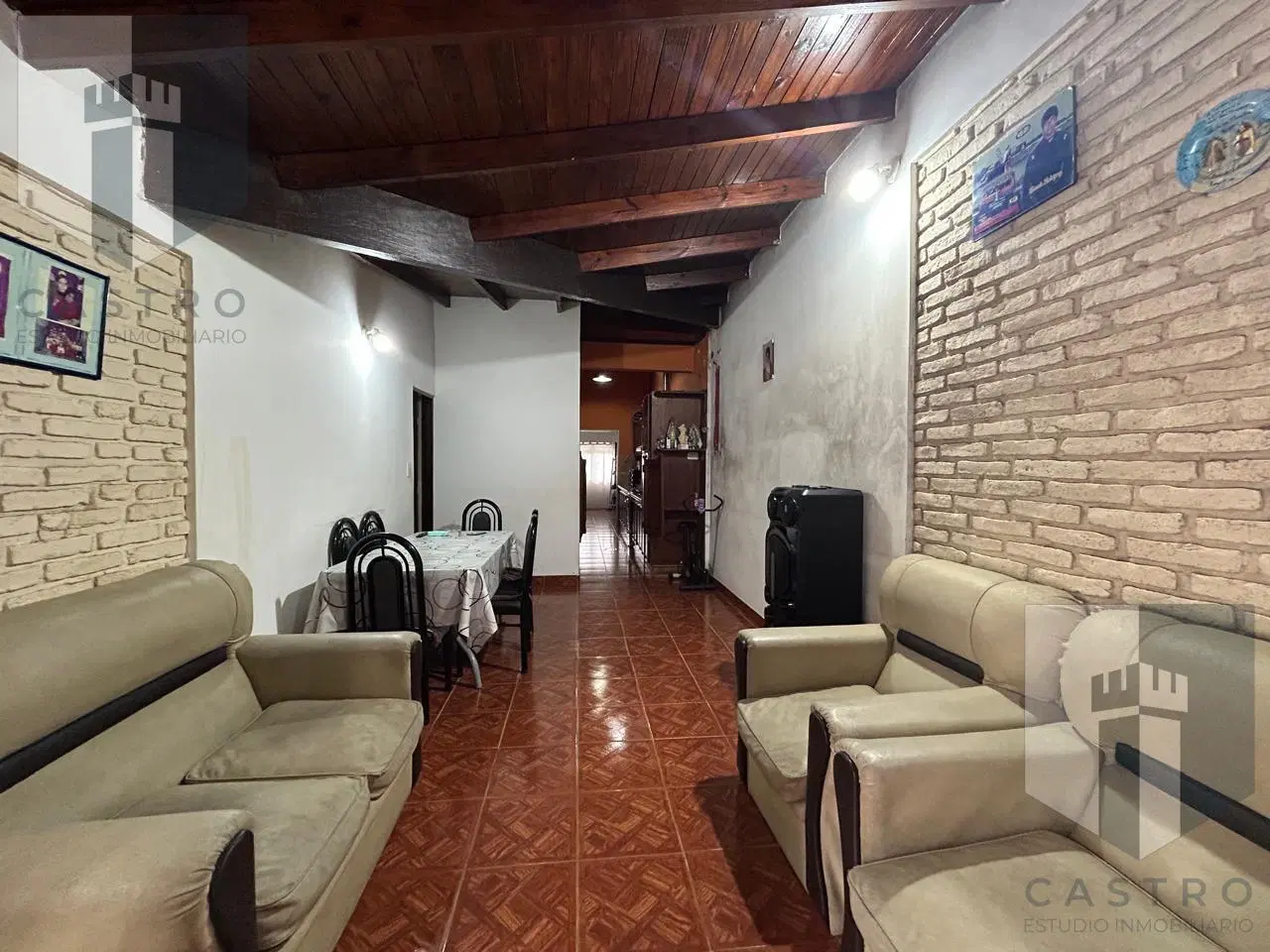 VENTA Casa 4 ambientes CON PILETA. TALLER Y QUINCHO,. PERMUTA/FINANCIA 4