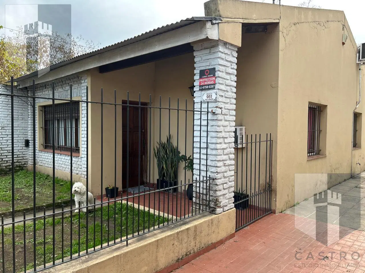 VENTA Casa 4 ambientes CON PILETA. TALLER Y QUINCHO,. PERMUTA/FINANCIA 5