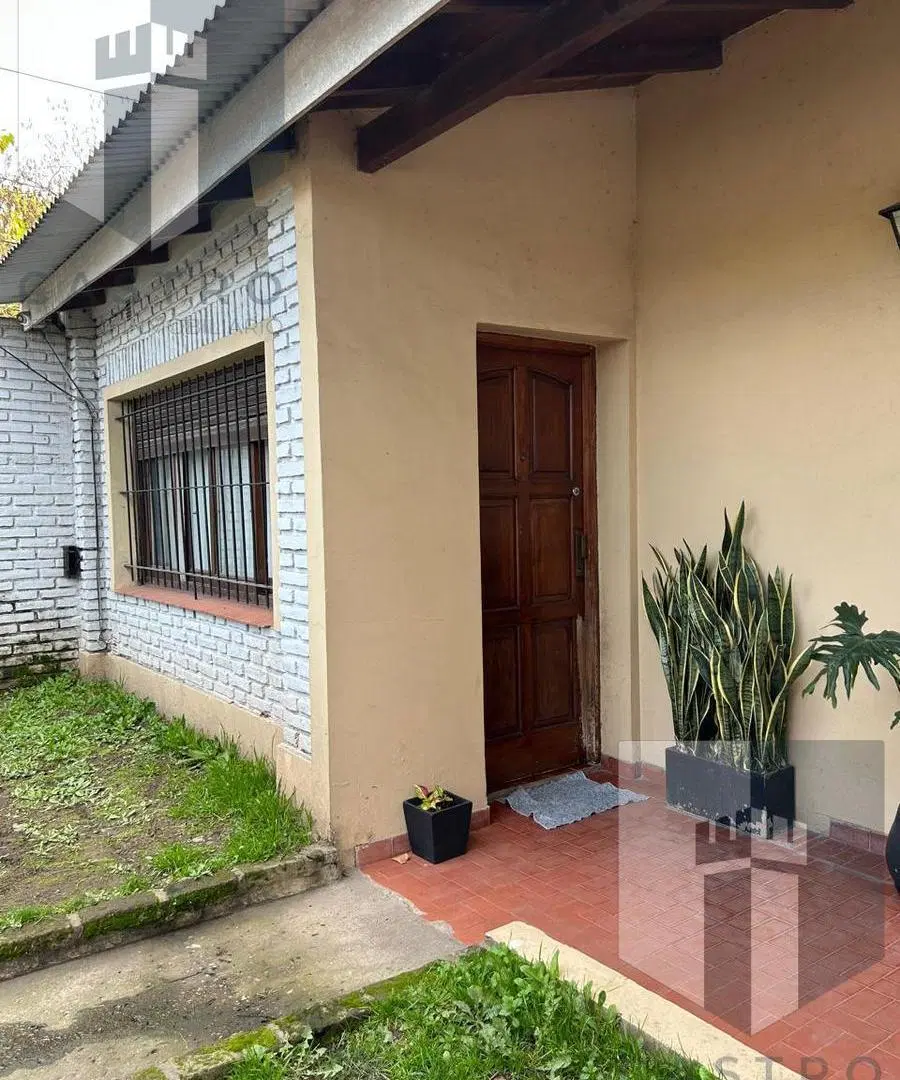 VENTA Casa 4 ambientes CON PILETA. TALLER Y QUINCHO,. PERMUTA/FINANCIA 3