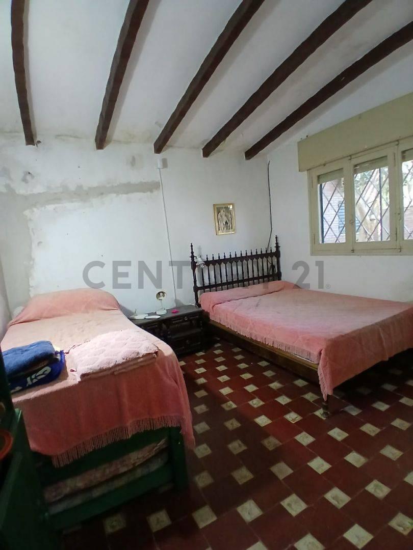 Venta de casa quinta a orillas del Rio Coronda. Situada en ochava lo que permite una vista panorámica inigualable!! Desarrollada sobre un lote de 20 m x 61 m (1355 m2) y consta de 3 dormitorios, 2 baños, cocina comedor, galería, asador, piscina e inmenso patio verde!El dato mas relevante es que cuenta con una gran defensa hormigonada, contrarrestando así, el problema de la erosión del rio. Leer descripción completa ¿Cómo evitar fraudes inmobiliarios? 5