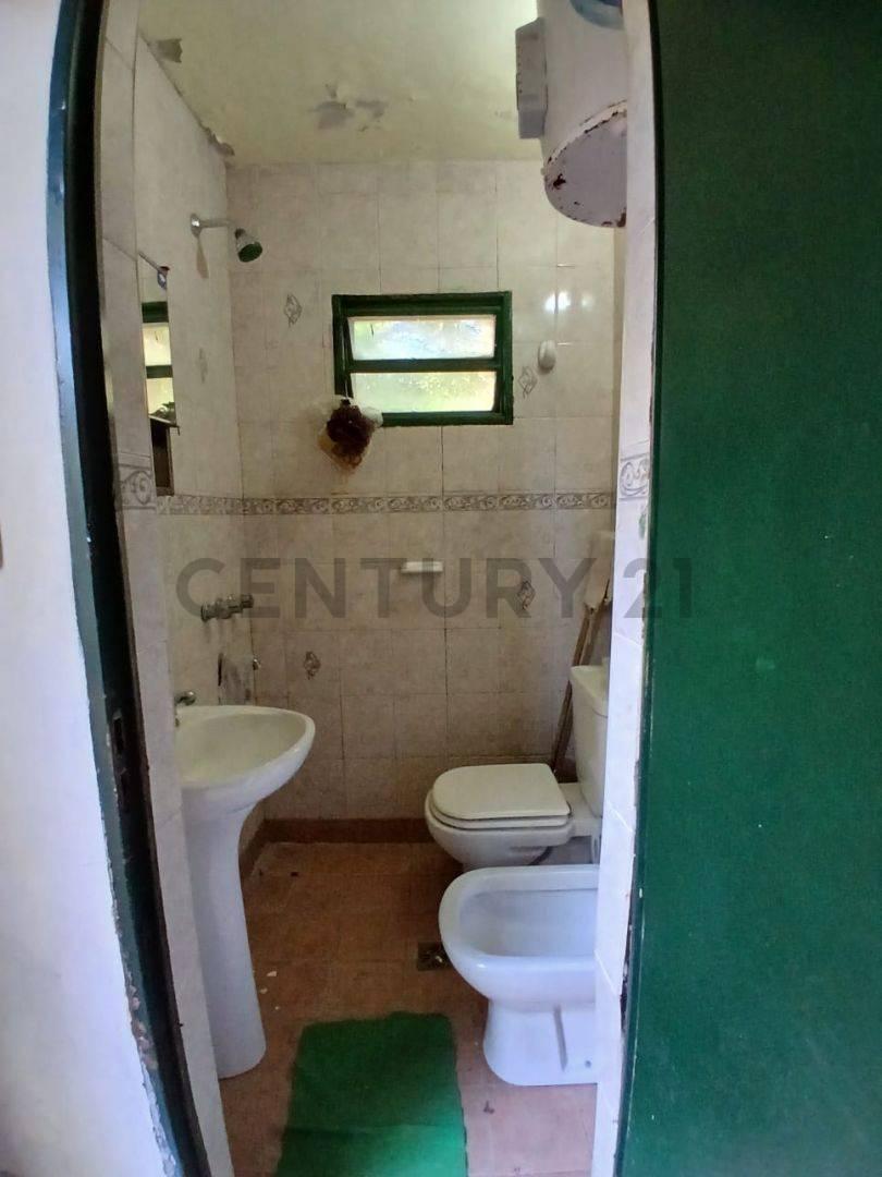 Venta de casa quinta a orillas del Rio Coronda. Situada en ochava lo que permite una vista panorámica inigualable!! Desarrollada sobre un lote de 20 m x 61 m (1355 m2) y consta de 3 dormitorios, 2 baños, cocina comedor, galería, asador, piscina e inmenso patio verde!El dato mas relevante es que cuenta con una gran defensa hormigonada, contrarrestando así, el problema de la erosión del rio. Leer descripción completa ¿Cómo evitar fraudes inmobiliarios? 4