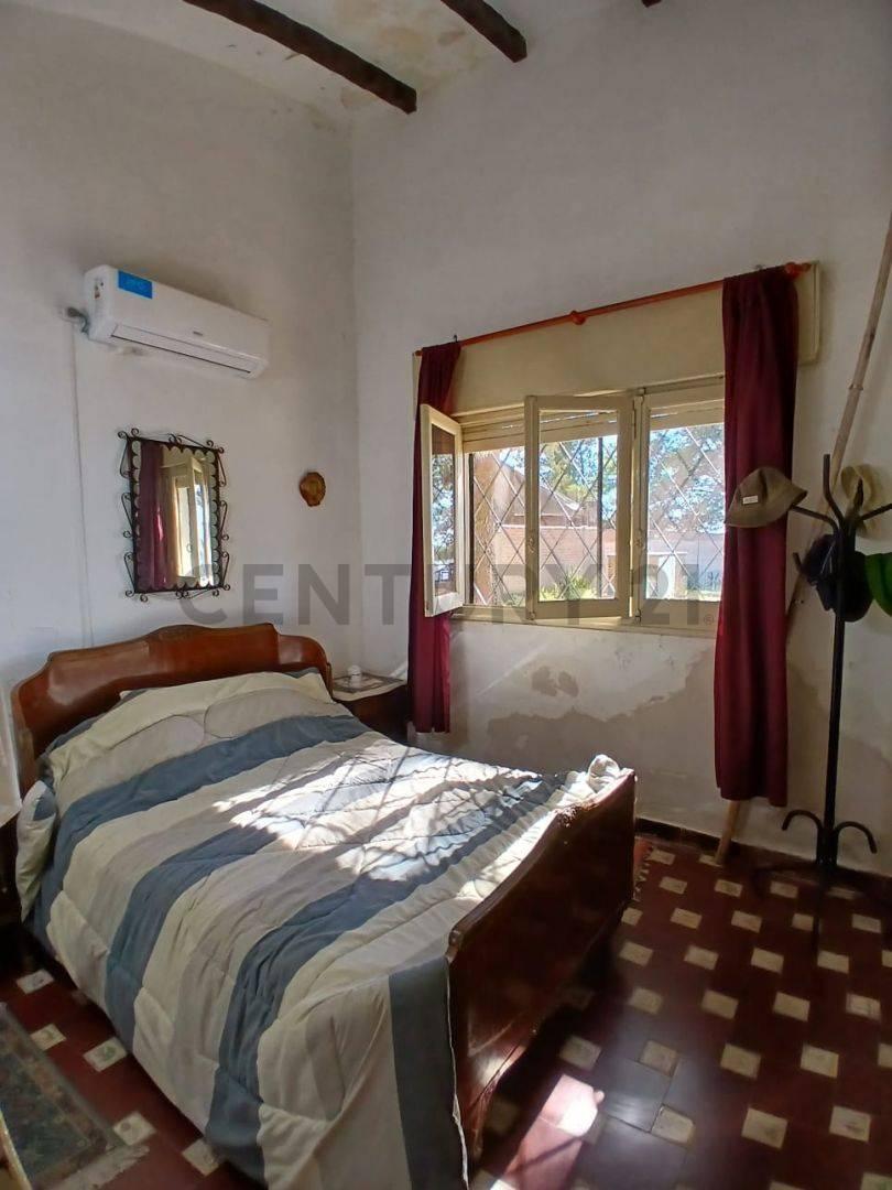 Venta de casa quinta a orillas del Rio Coronda. Situada en ochava lo que permite una vista panorámica inigualable!! Desarrollada sobre un lote de 20 m x 61 m (1355 m2) y consta de 3 dormitorios, 2 baños, cocina comedor, galería, asador, piscina e inmenso patio verde!El dato mas relevante es que cuenta con una gran defensa hormigonada, contrarrestando así, el problema de la erosión del rio. Leer descripción completa ¿Cómo evitar fraudes inmobiliarios? 2