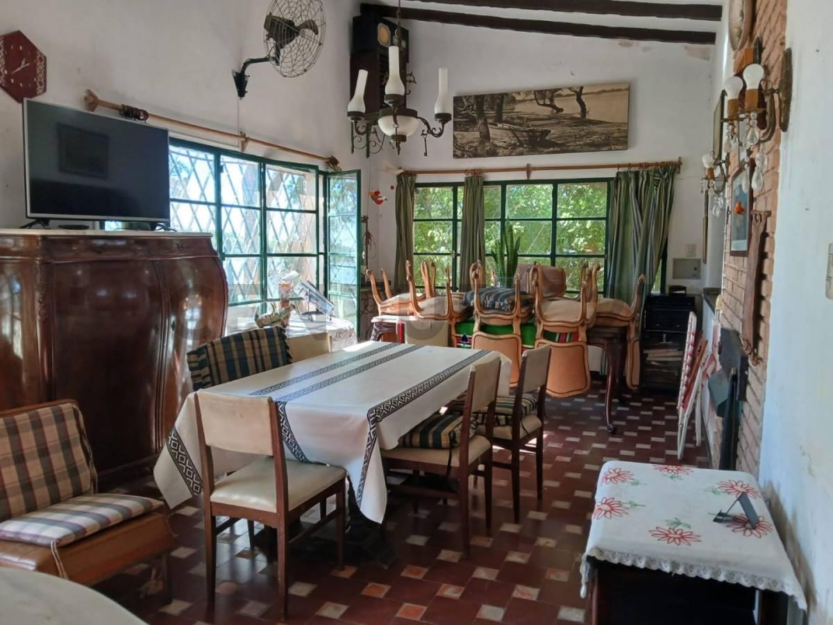 Venta de casa quinta a orillas del Rio Coronda. Situada en ochava lo que permite una vista panorámica inigualable!! Desarrollada sobre un lote de 20 m x 61 m (1355 m2) y consta de 3 dormitorios, 2 baños, cocina comedor, galería, asador, piscina e inmenso patio verde!El dato mas relevante es que cuenta con una gran defensa hormigonada, contrarrestando así, el problema de la erosión del rio. Leer descripción completa ¿Cómo evitar fraudes inmobiliarios? 3