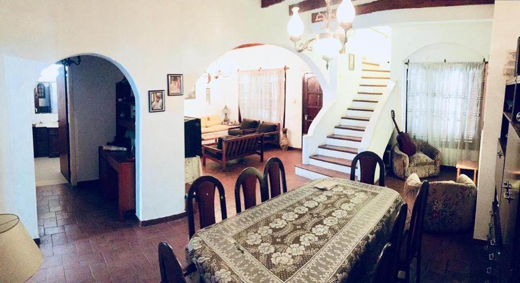 Foto de Amplia Casa en VENTA de 6 ambientes con cochera y quincho., imagen 4