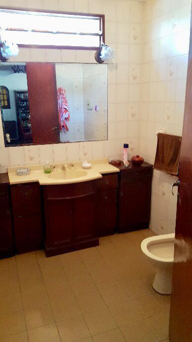 Foto de Amplia Casa en VENTA de 6 ambientes con cochera y quincho., imagen 2