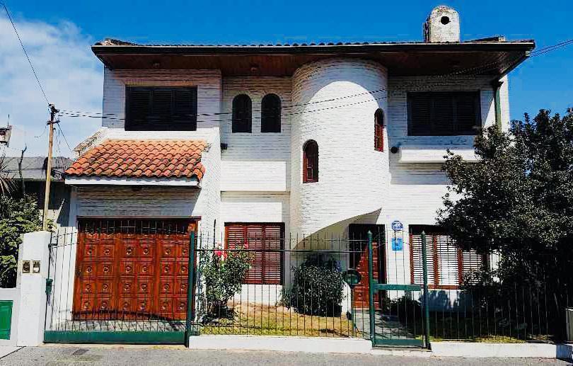 Amplia Casa en VENTA de 6 ambientes con cochera y quincho.