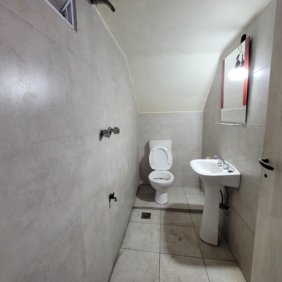 Foto de LOCAL/GALPON EN VENTA P/varios rubros A. Debenedetti al 3543 Sarandí., imagen 2