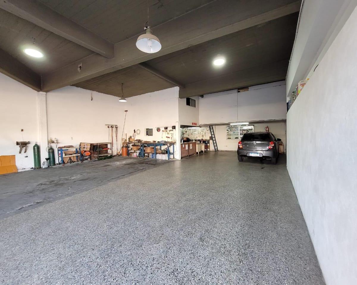 LOCAL/GALPON EN VENTA P/varios rubros A. Debenedetti al 3543 Sarandí.