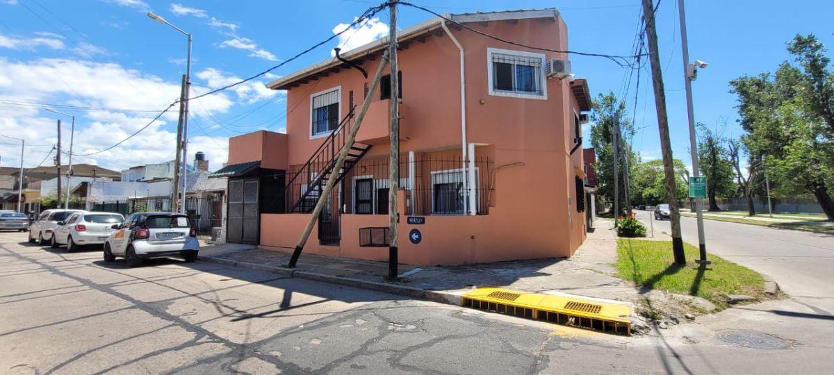 HERMOSA CASA EN DOS PLANTAS (Opcional DOS VIVIENDAS, CADA UNA CON ENTRADA INDEPENDIENTE) CON GARAGE.
