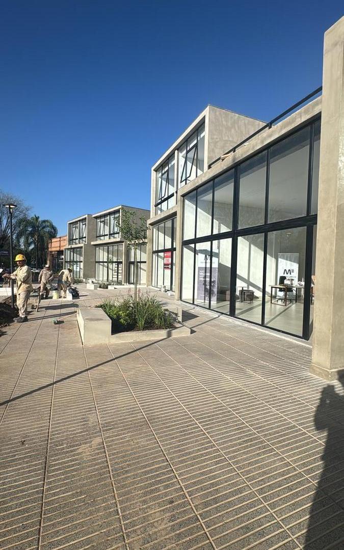 Oficinas en venta en complejo Multibox, camino del Peru al 600