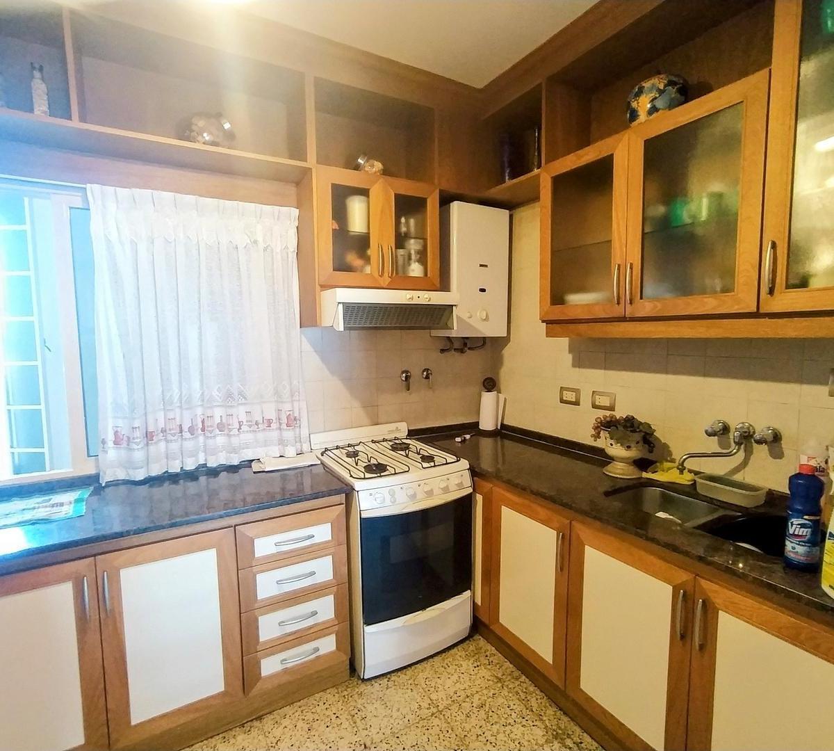 Arijon 1500, dormitorios, planta alta, patio amplio.