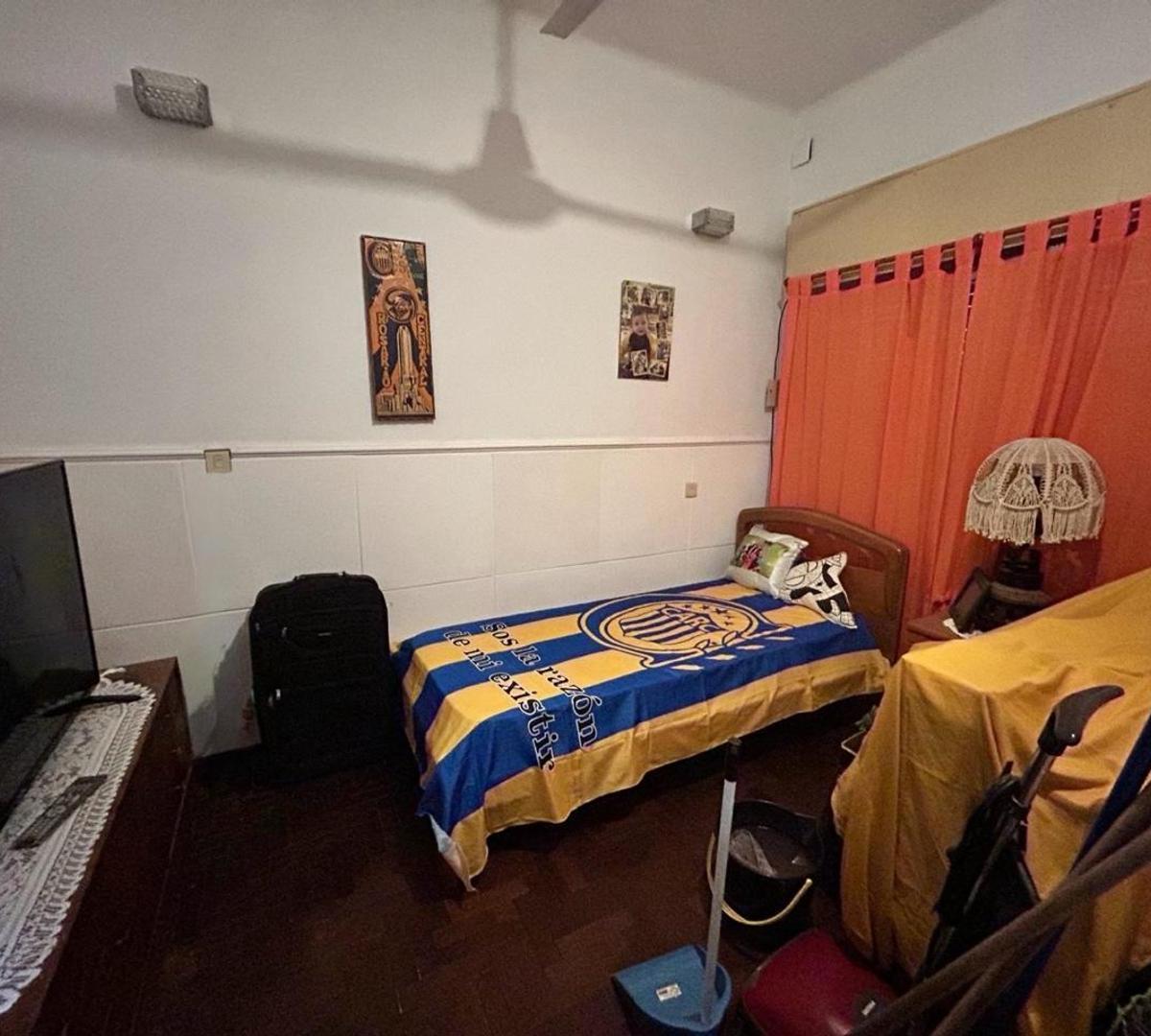 Navarro 6900. Casa de 2 dormitorios con departamento atras