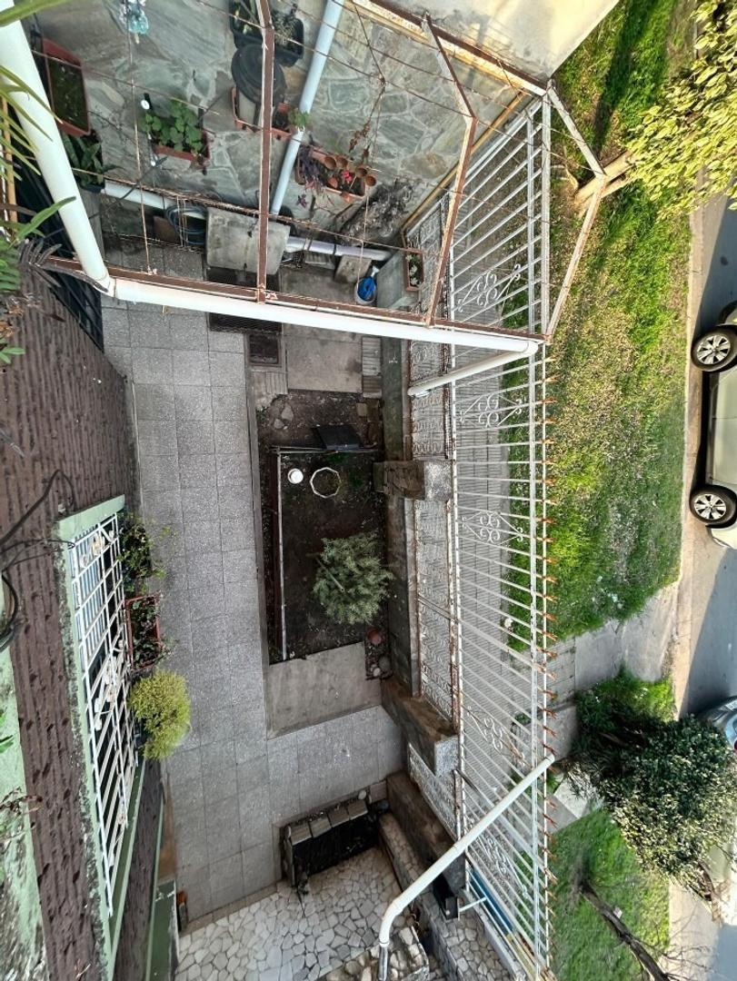 Navarro 6200, casa de dos dormitorios, pequeño patio.