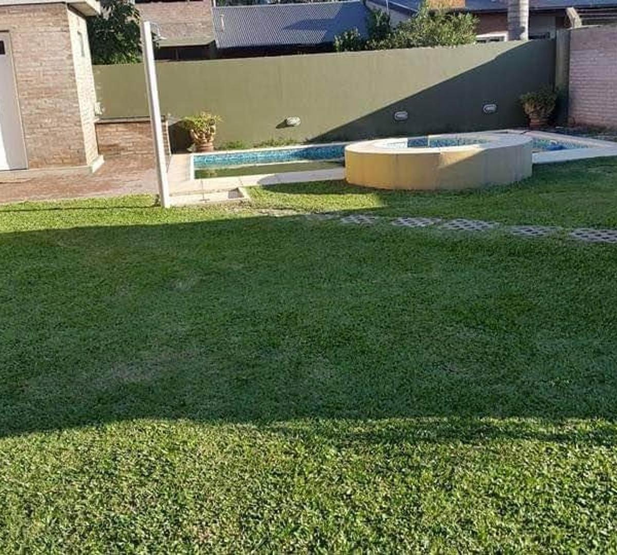 Lote de 275 m², Quincho con Baño y Pileta 7x4 de Material 5