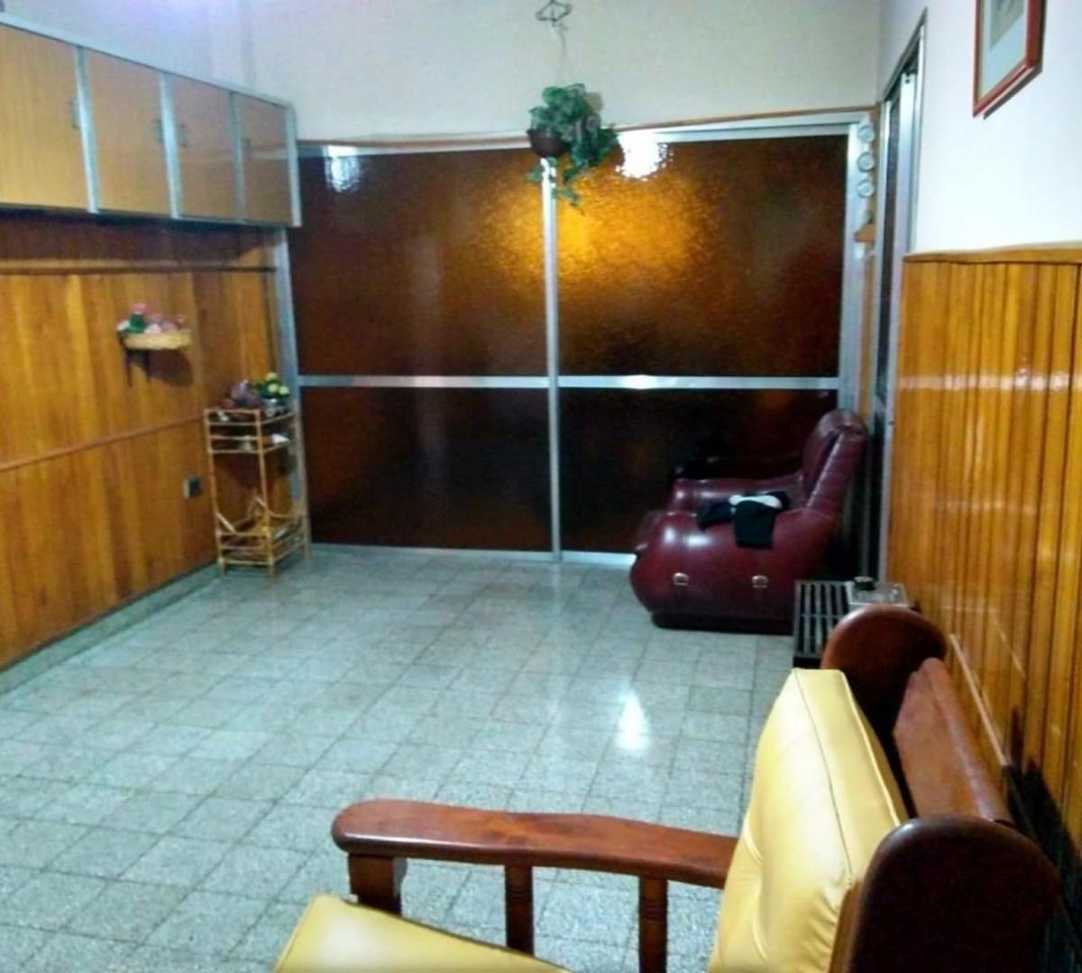 Benito Juarez 1300, tres dormitorios, patio,cochera