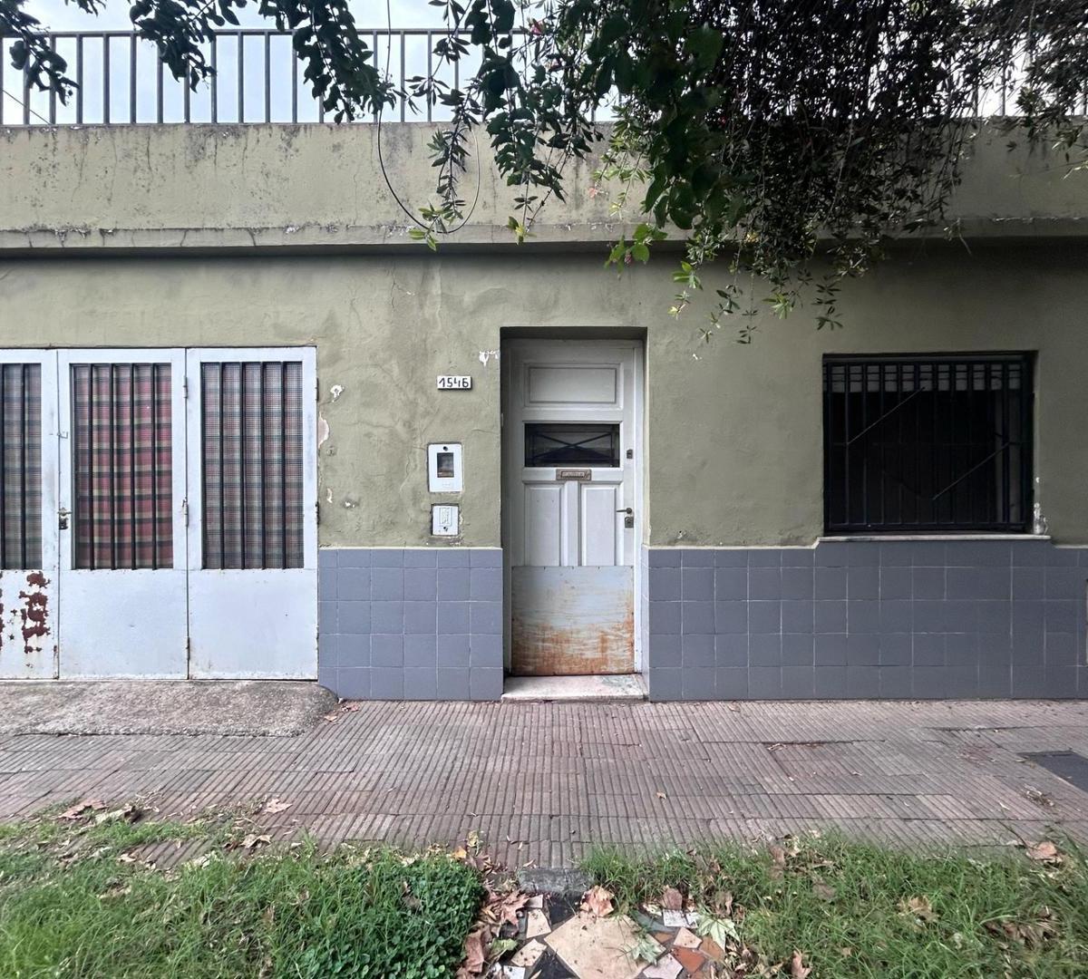 Pje Gomensoro 1500, casa dos dormitorios, cochera, patio.