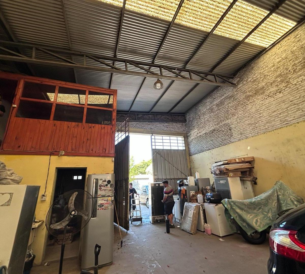 Vera Mujica 3600, Galpon Amplio de 220 m², con Oficina. 5