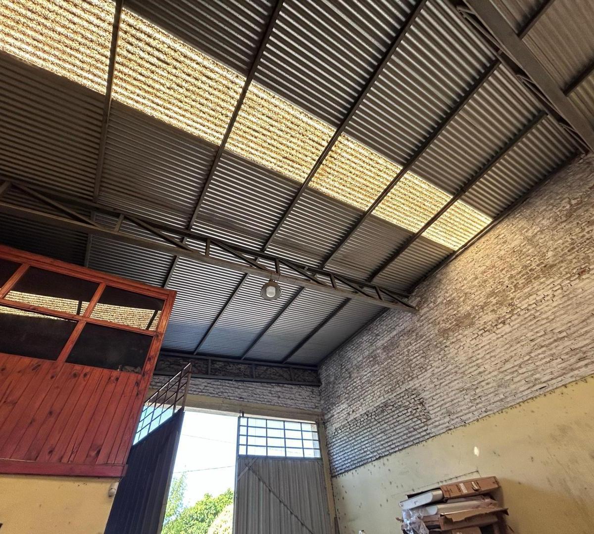 Vera Mujica 3600, Galpon Amplio de 220 m², con Oficina. 1