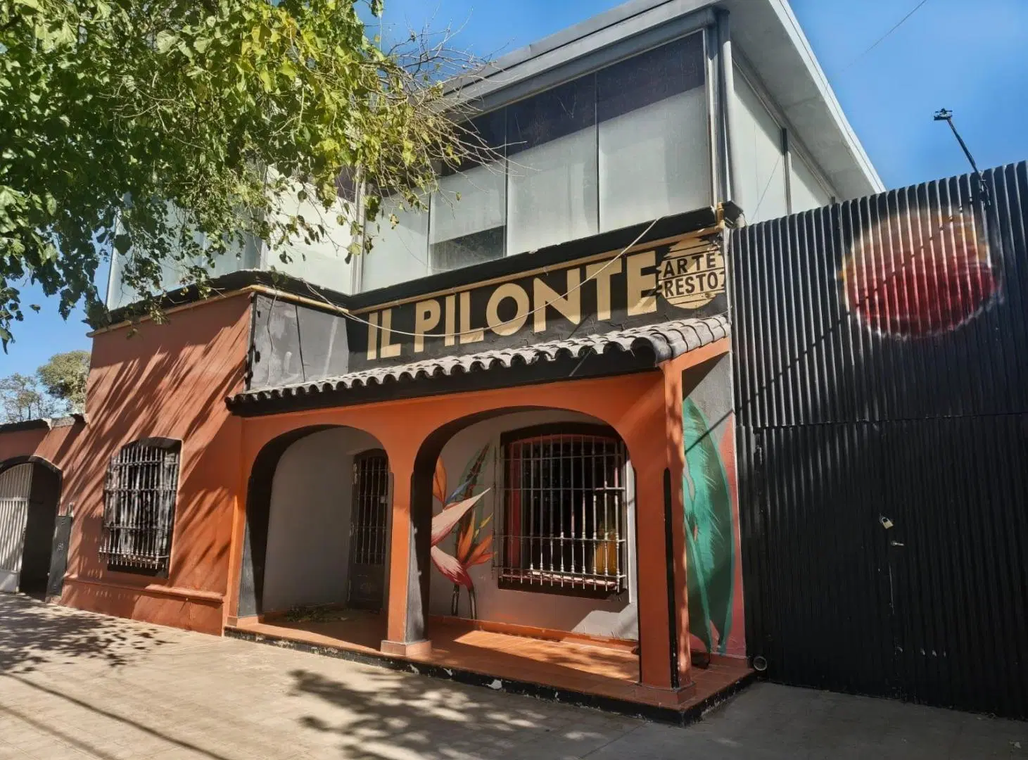 Local en Rivadavia. Meglioli 159(s), casi Ituzaingó. 3