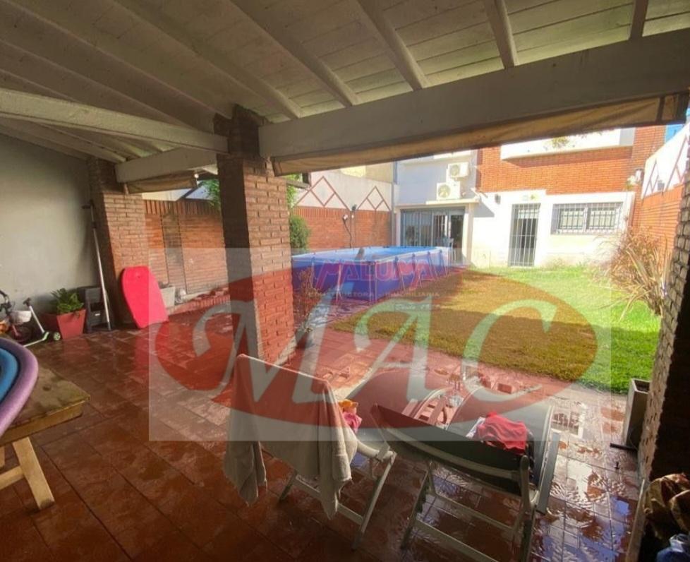 Venta Casa de 5 Ambientes con Fondo y Quincho 4