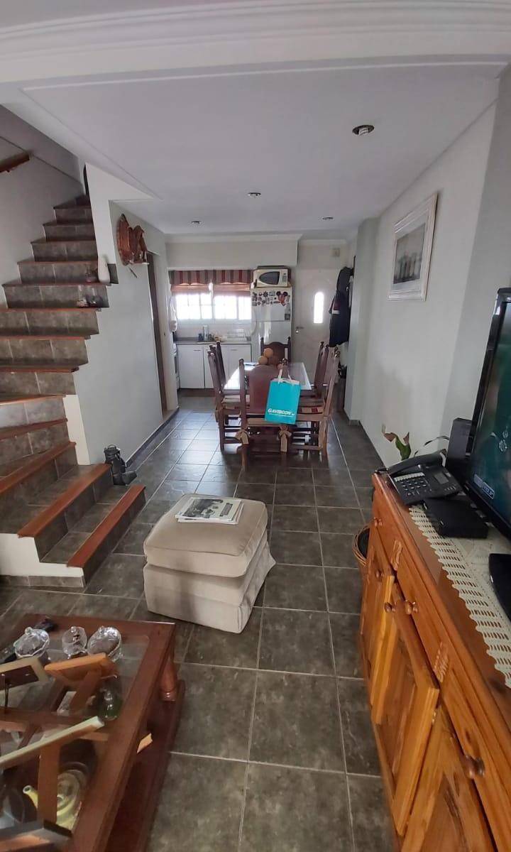 VENTA Triplex de 3 ambientes con cochera