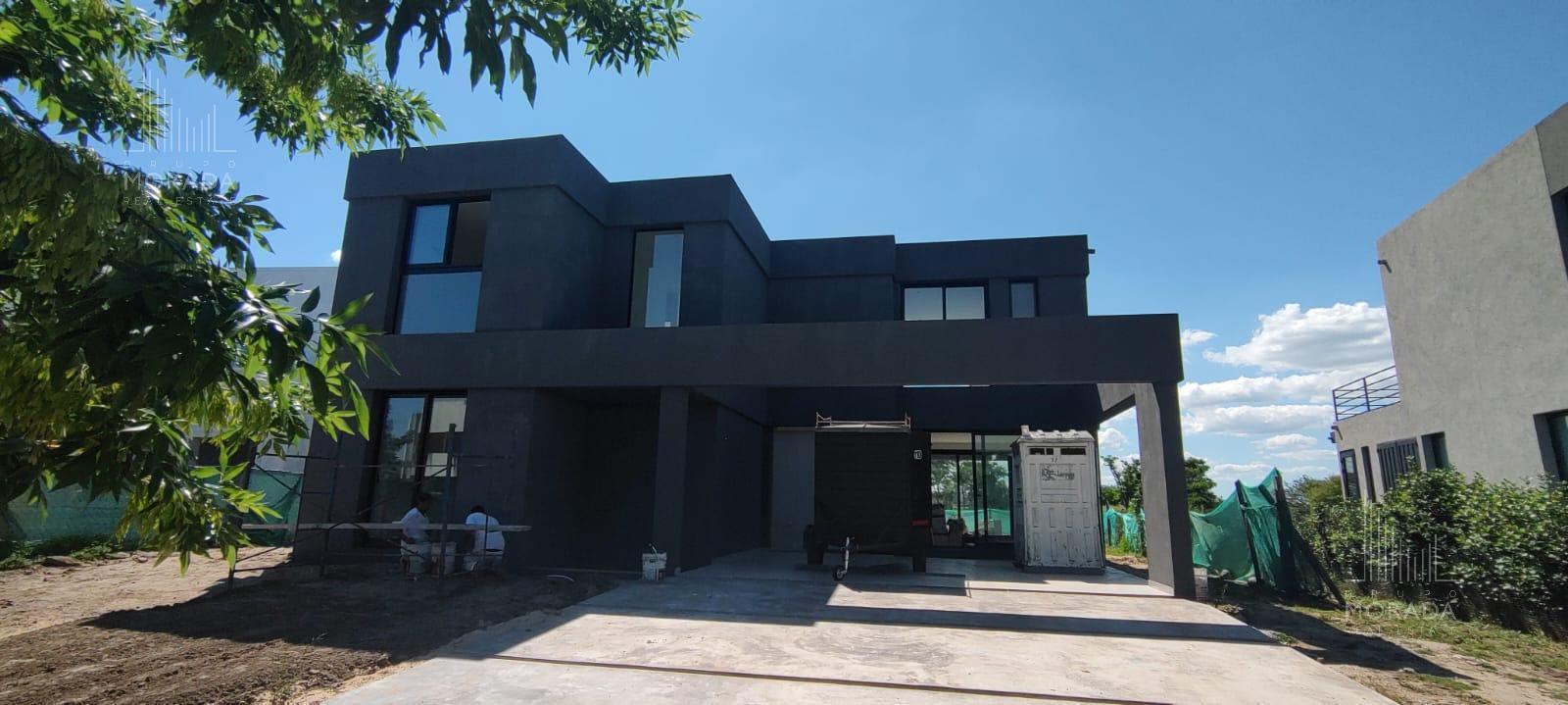 Casa en venta al agua de 5 ambientes en Canton Golf