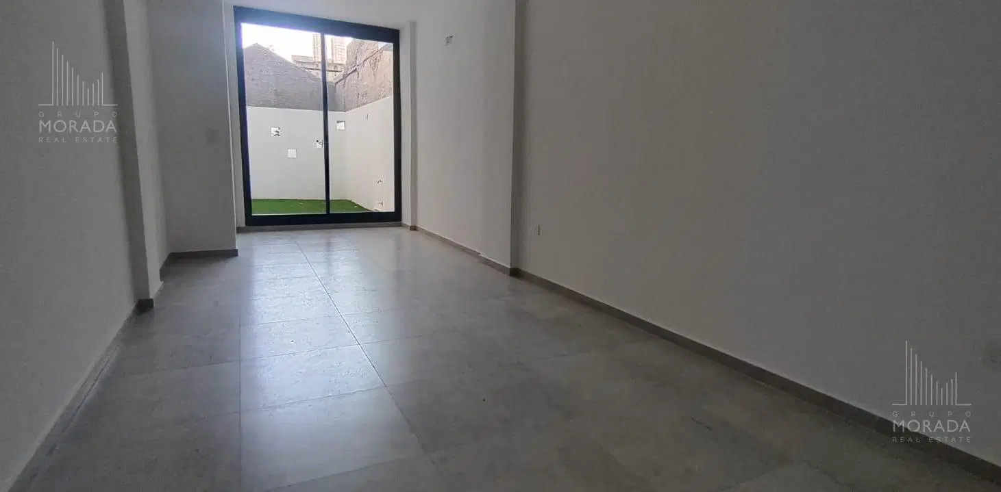 Departamento con patio en venta en Flores 4