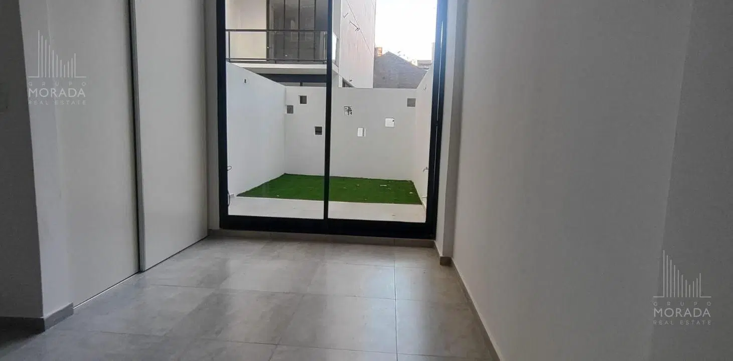 Departamento con patio en venta en Flores 3