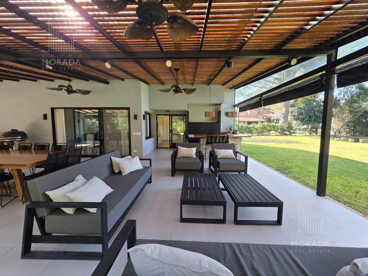 Casa en venta 6 ambientes  con parque y pileta en Country Pilar. Apta credito.