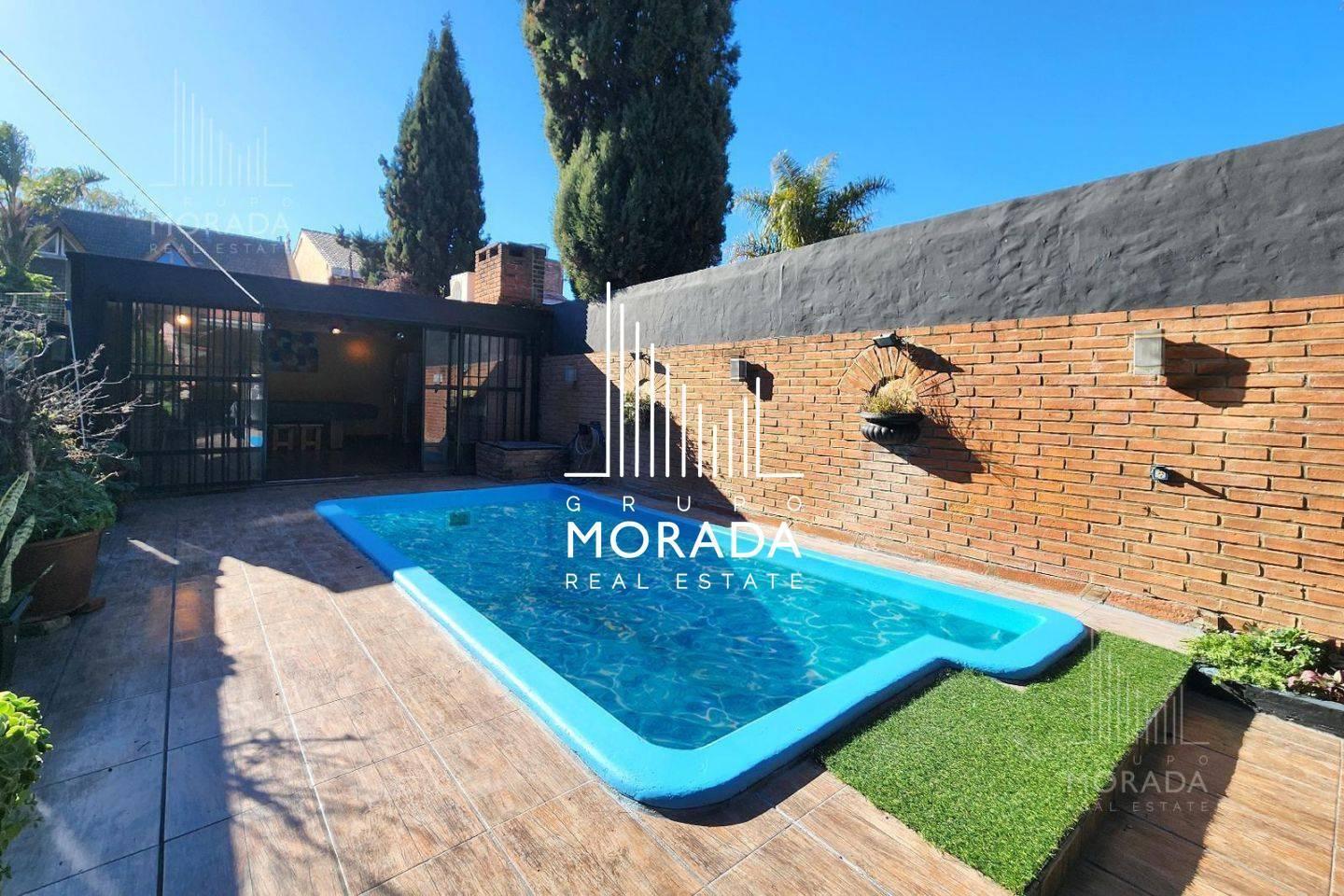 Foto de VENTA Duplex 4 Ambientes 3 Plantas con jardin, quincho y pileta en, imagen 1
