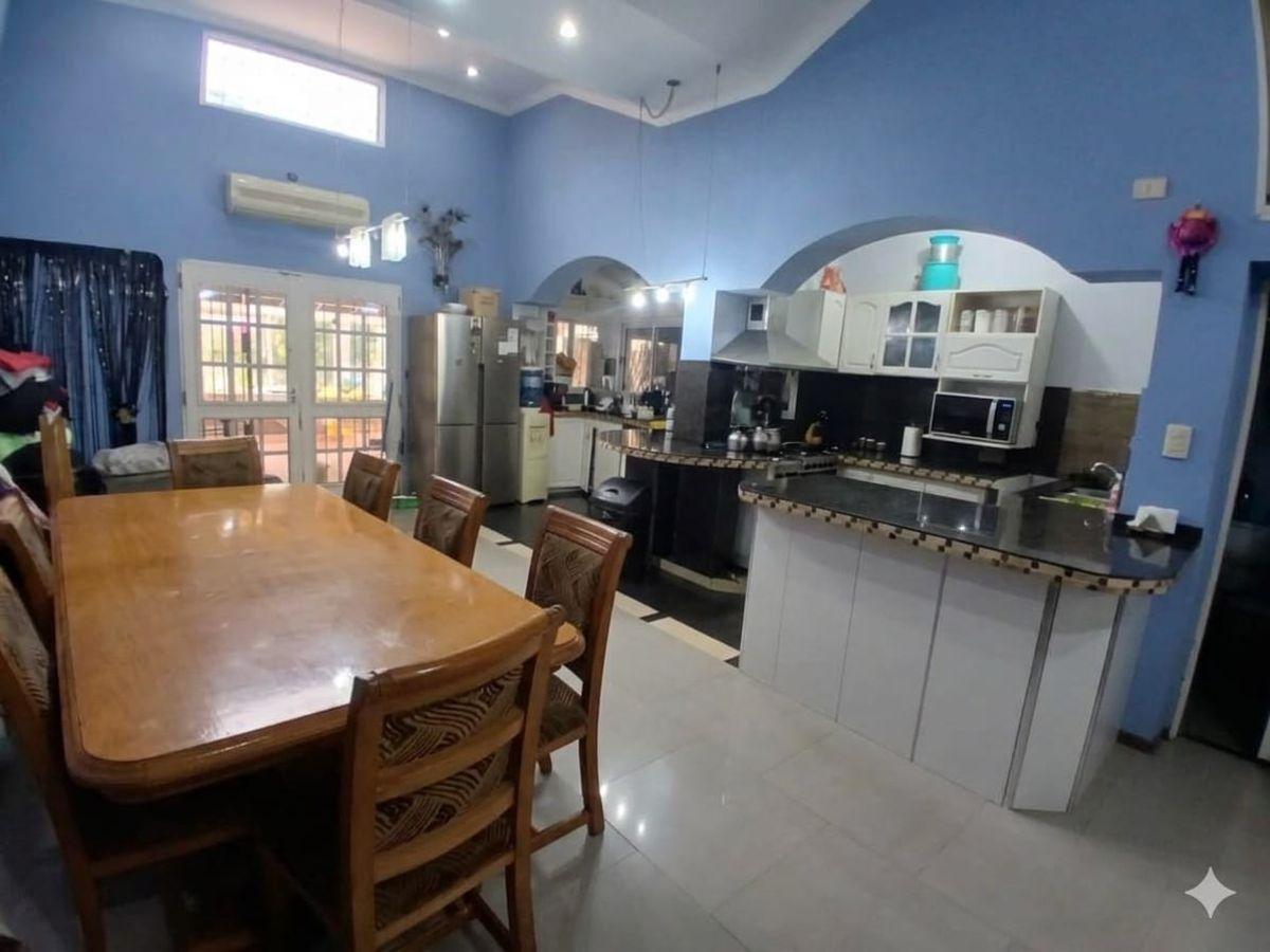 Foto de Hermoso CHALET con PILETA a la VENTA, imagen 2