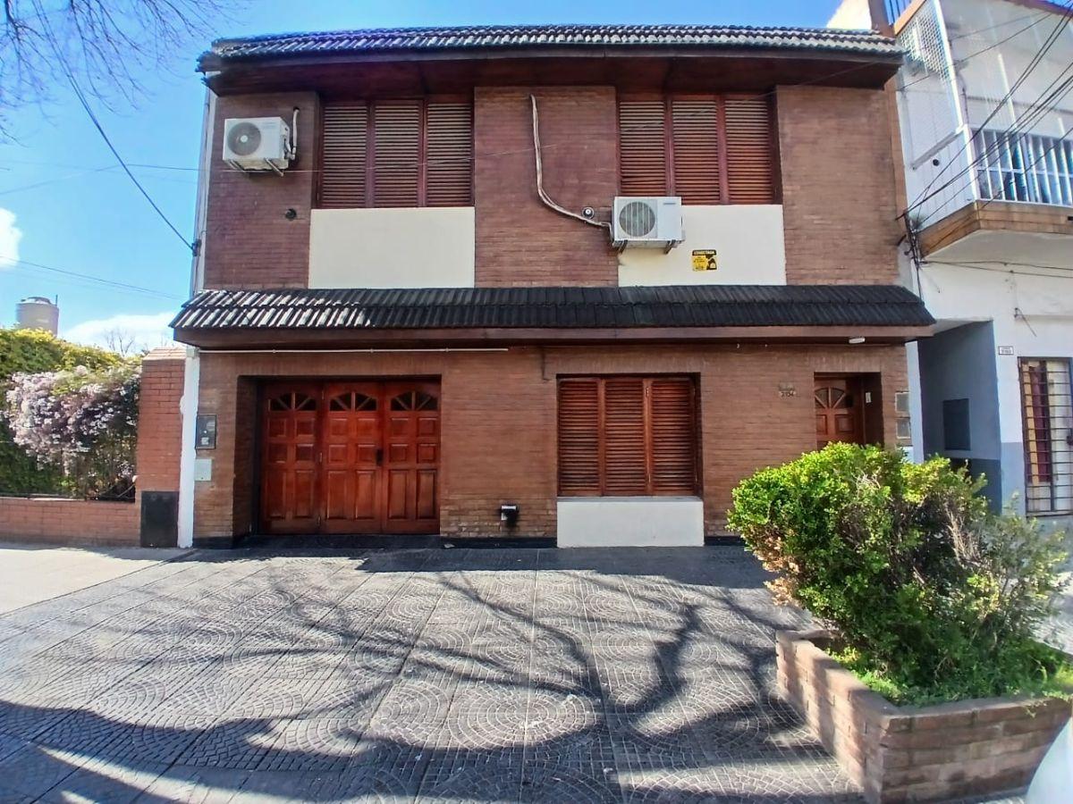 Foto de Hermoso CHALET C/FONDO Y PILETA - VENTA - Mataderos, imagen 1