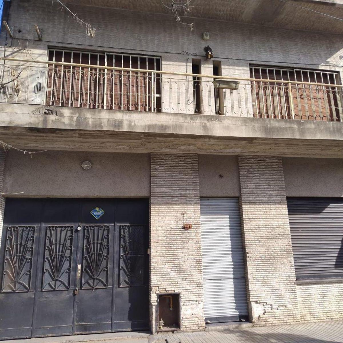 Casa con Cochera Mas Galpon y 4 Dorm. 2